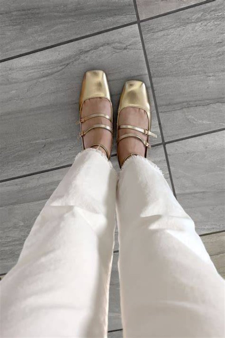 Are gold shoes neutral?