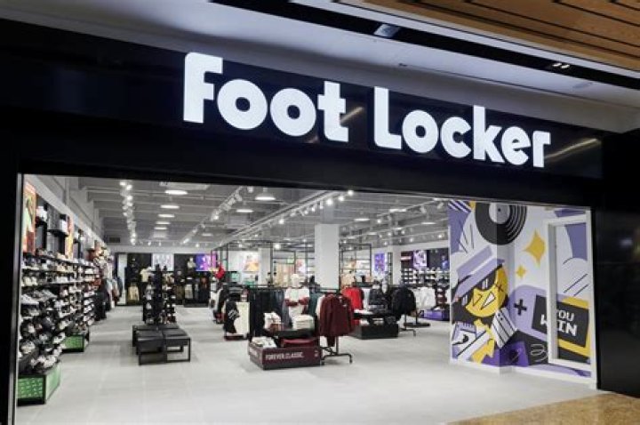 Can a 14 year old work at Footlocker?