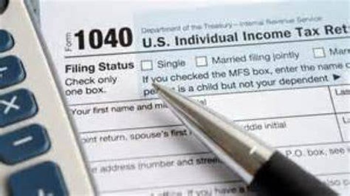 Can a mother and daughter file taxes together?
