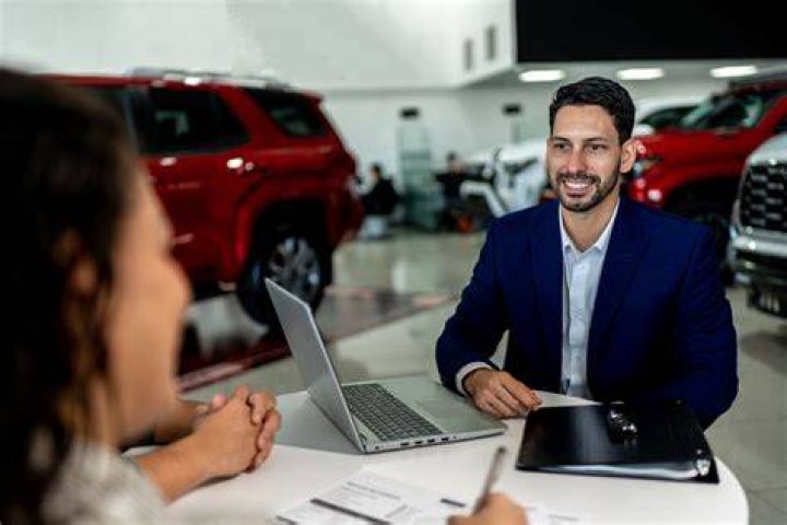 Can a sole trader lease a car on a business deal?