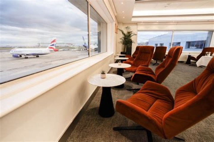 Can business class passengers use lounge?