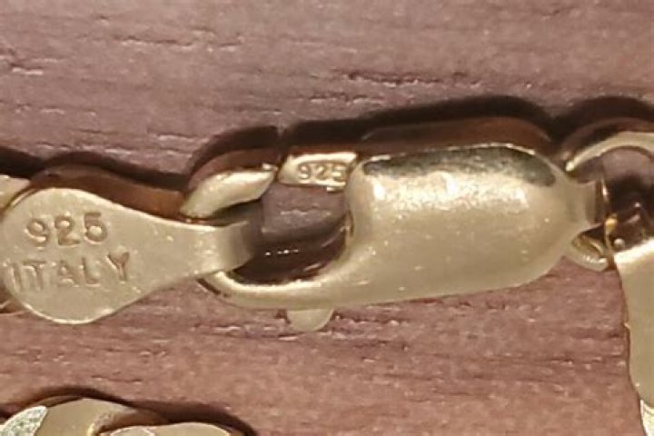 Can gold be labeled 925?