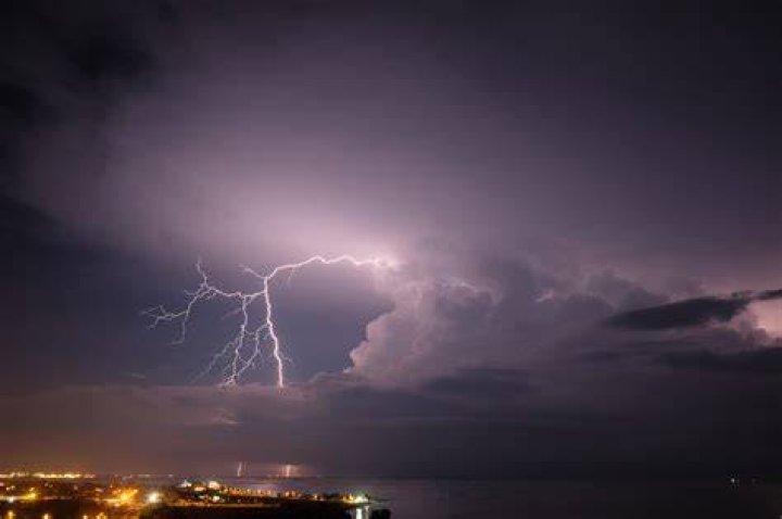 Does gold absorb lightning?