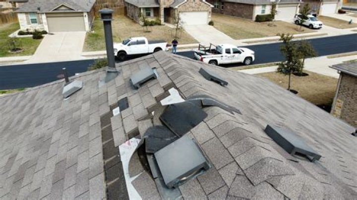 Does homeowners insurance cover roof damage from wind?