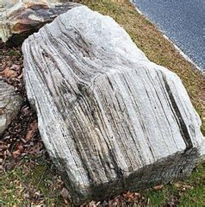 Does marble have interlocking grains?