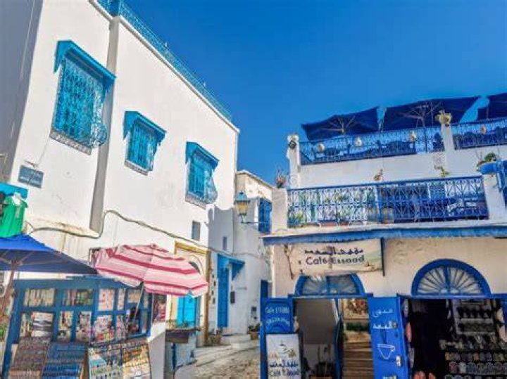 Does Tunisia have stores?