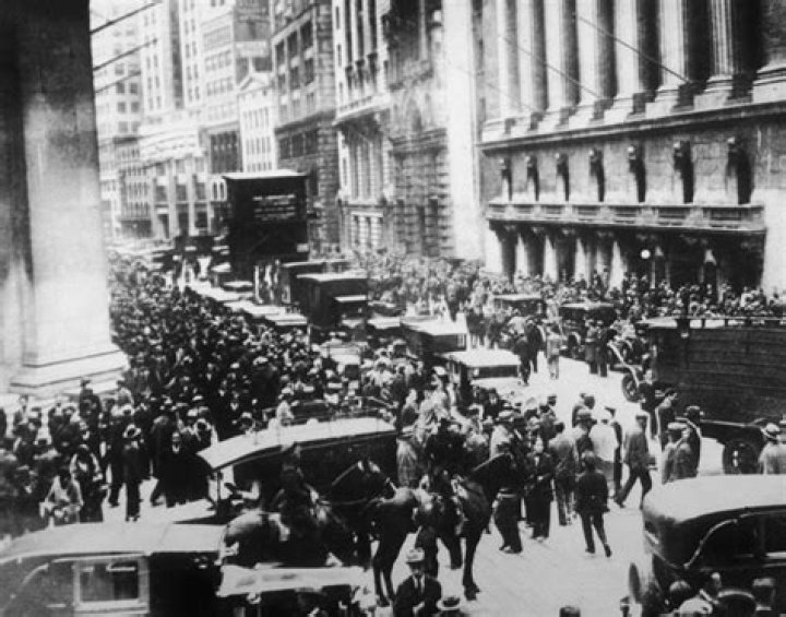 How did the stock market crash of 1929 affect American citizens?
