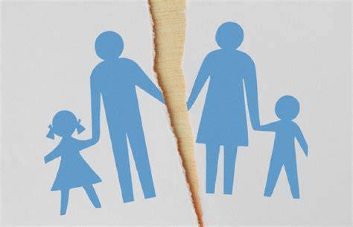 How do divorced parents split time with kids?