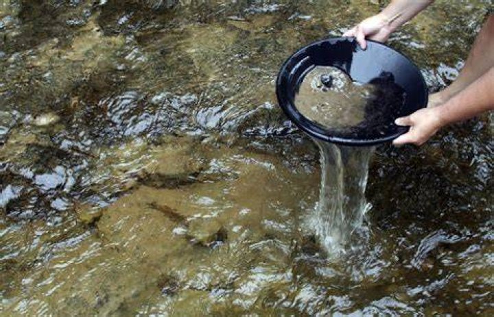 How do you separate gold panning?