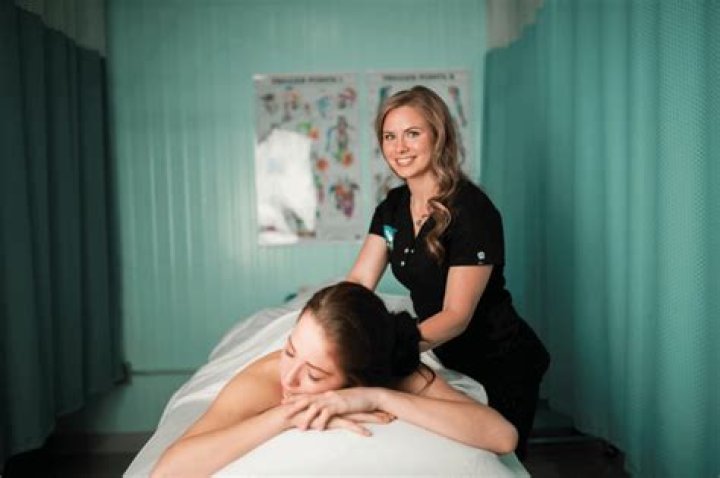 How much commission do massage therapists make?