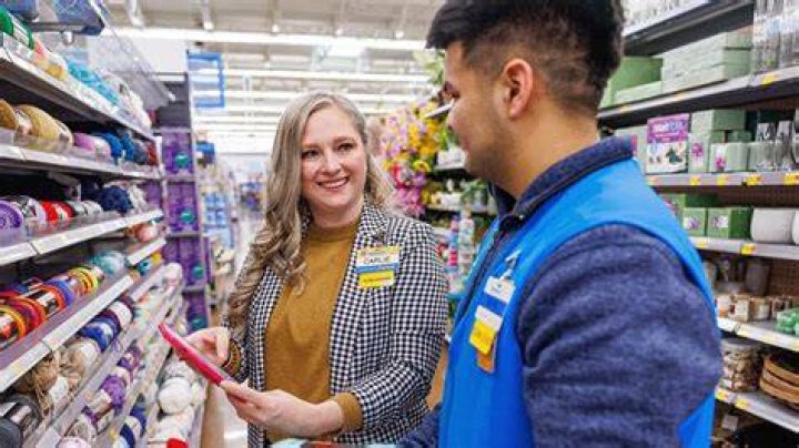 How much do service managers make at Walmart?
