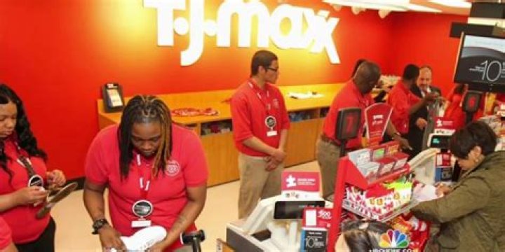 How much do TJ Maxx merchandise associates get paid?