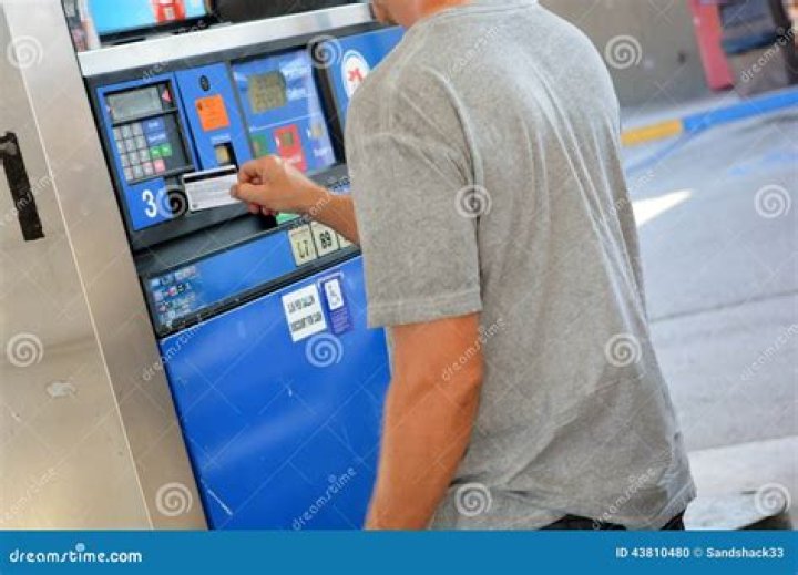 How much do you get paid to pump gas?