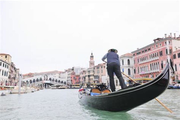 How much does a gondola driver earn?
