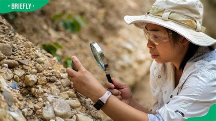How much does a mine geologist earn in South Africa?
