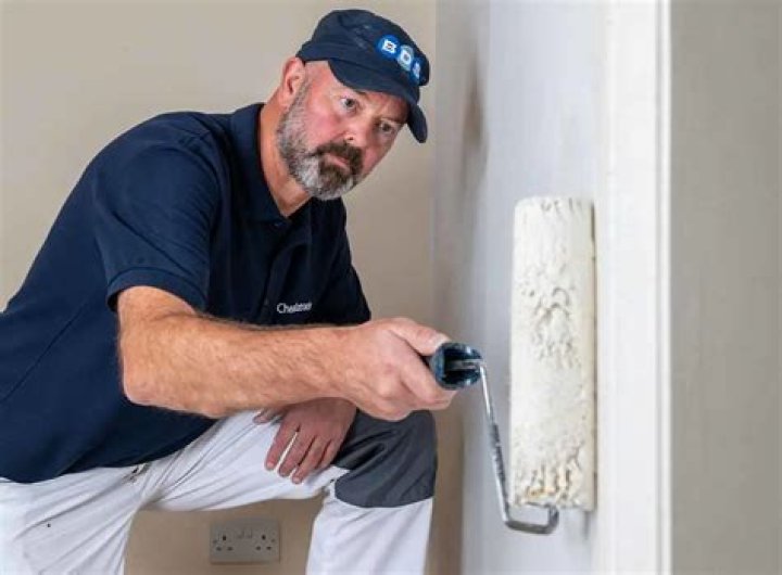 How much does a self employed painter and decorator earn UK?