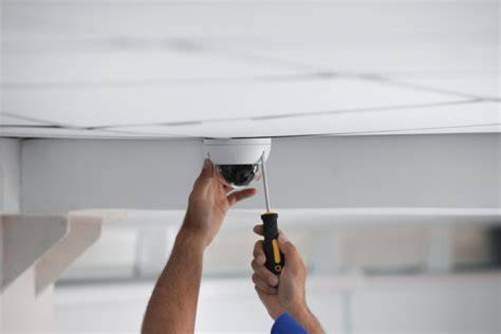 How much does it cost to have someone install a security system?