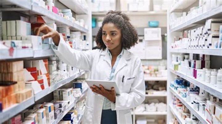 How much money do pharmacists make in France?