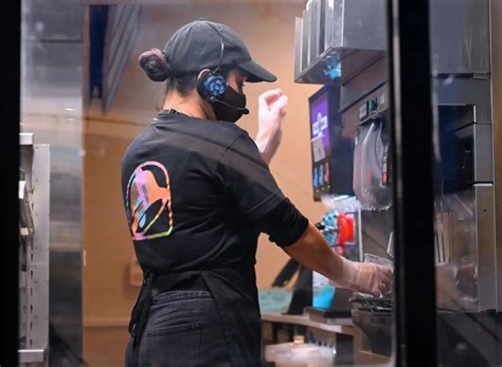 How old do you have to be to work at Taco Bell in Florida?