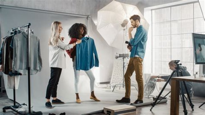 What are the disadvantages of being a fashion photographer?