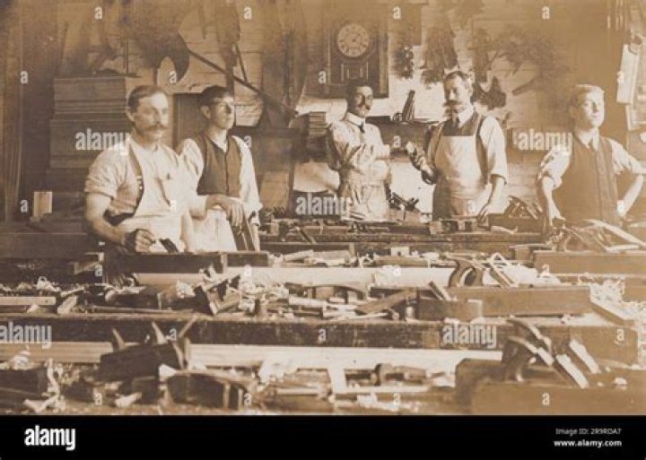 What are the working conditions of a carpenter?