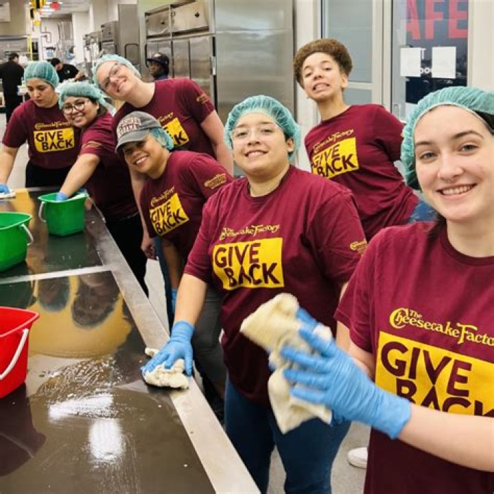 What benefits do Cheesecake Factory employees get?