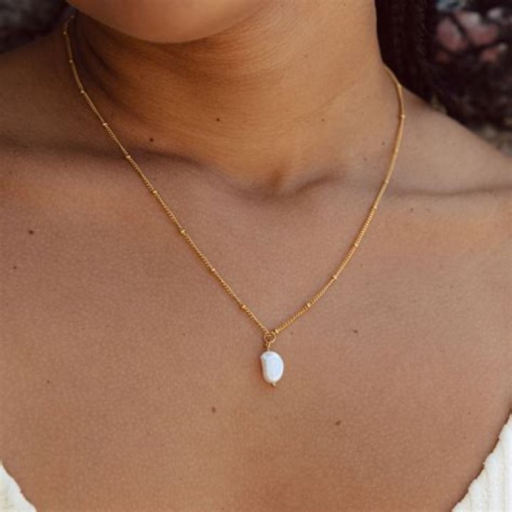 What does a swan mean on a necklace?