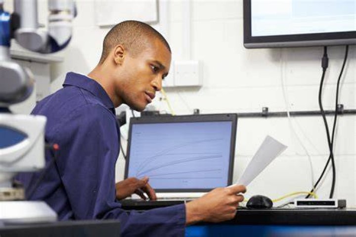 What does an engineering psychologist do?