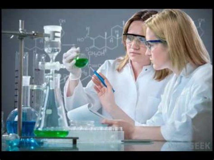 What does an industrial chemist do?