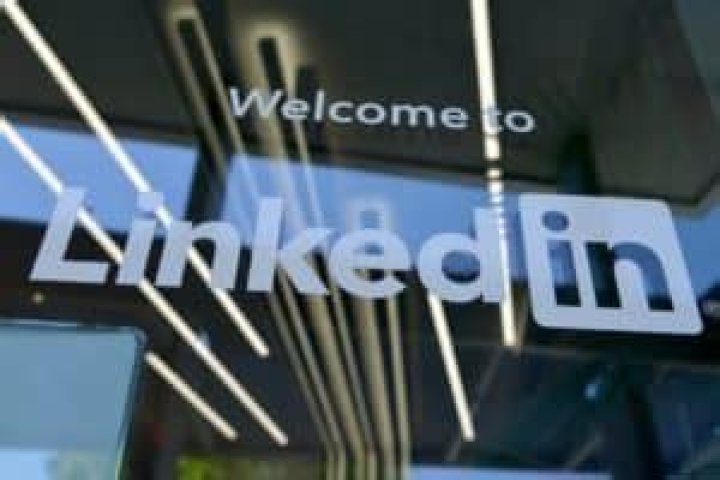 What does it mean when a job is no longer accepting applications on LinkedIn?