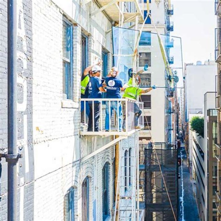 What is a glazier job?