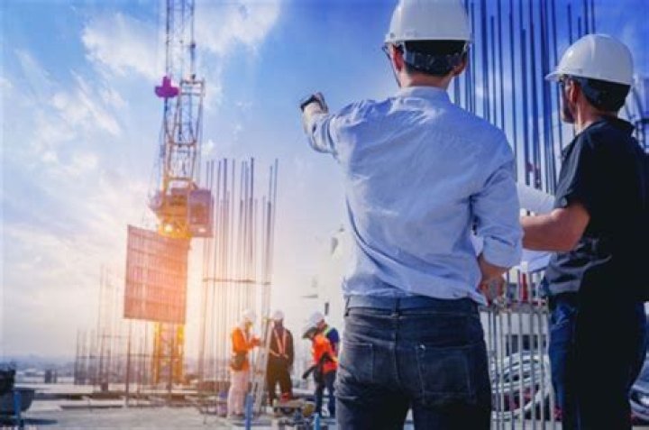 What is a service engineer in construction?