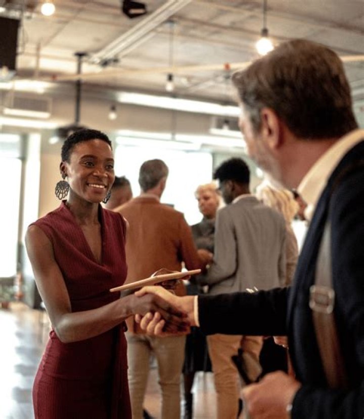 What is the advantages of face to face interview?