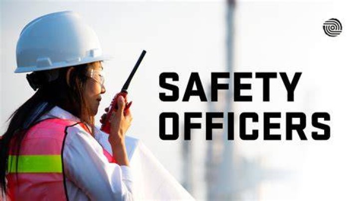 What is the duty of a safety officer on a construction site?