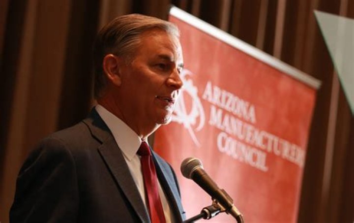 Who does the National Association of Manufacturers support?