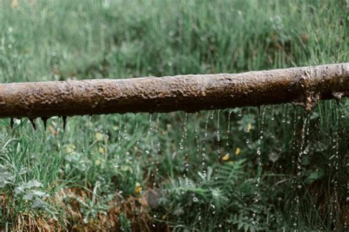 Who is responsible for a leaking water pipe?