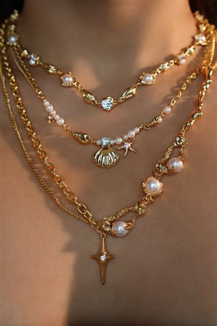 Who were the first to use gold to create jewelry?